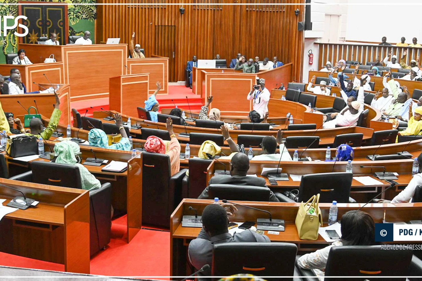 Les députés examinent deux projets de loi portant réglementation des services bancaires et de la microfinance