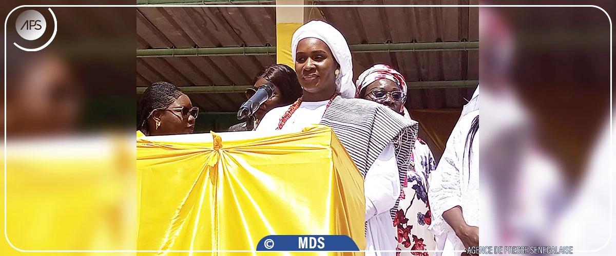 La première Dame Marie Khone Faye offre des kits alimentaires aux femmes de Ndiaganiao