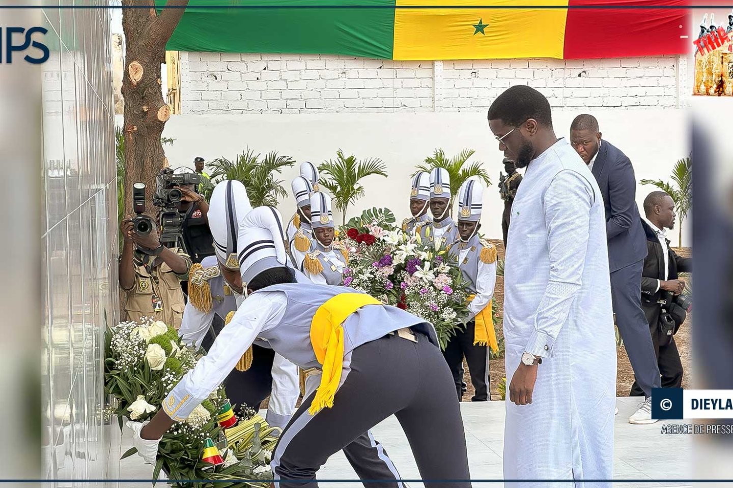 Thiaroye 44 : le chef de l’Etat a déposé une gerbe de fleurs au cimetière des tirailleurs