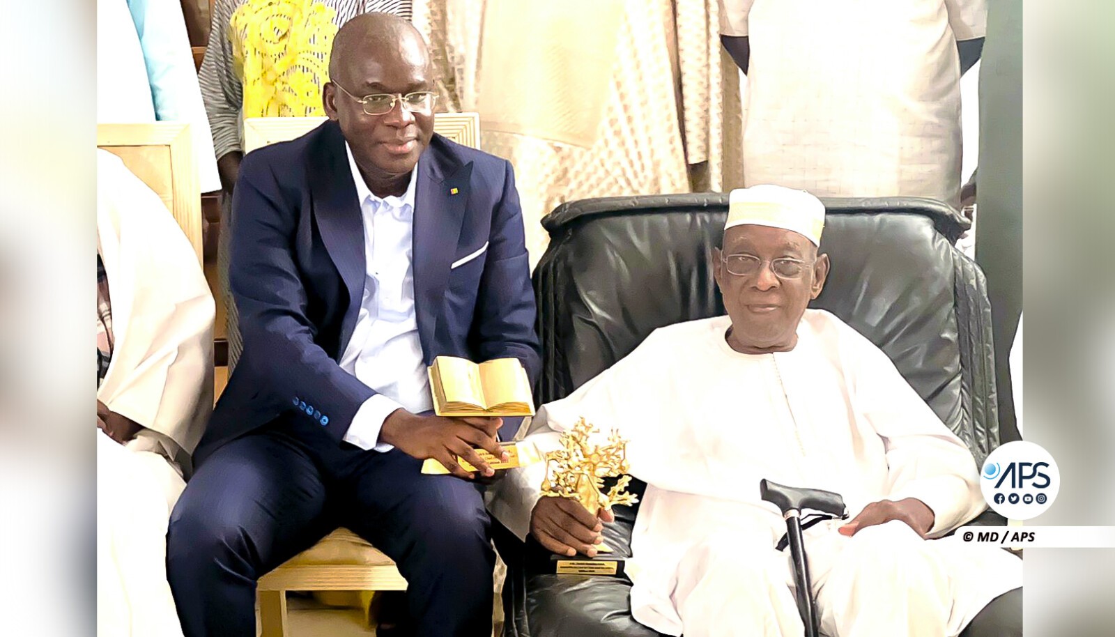 Aliou Sow a remis le trophée du ‘’Grand prix du chef de l’Etat pour les lettres’’ à Cheikh Hamidou Kane