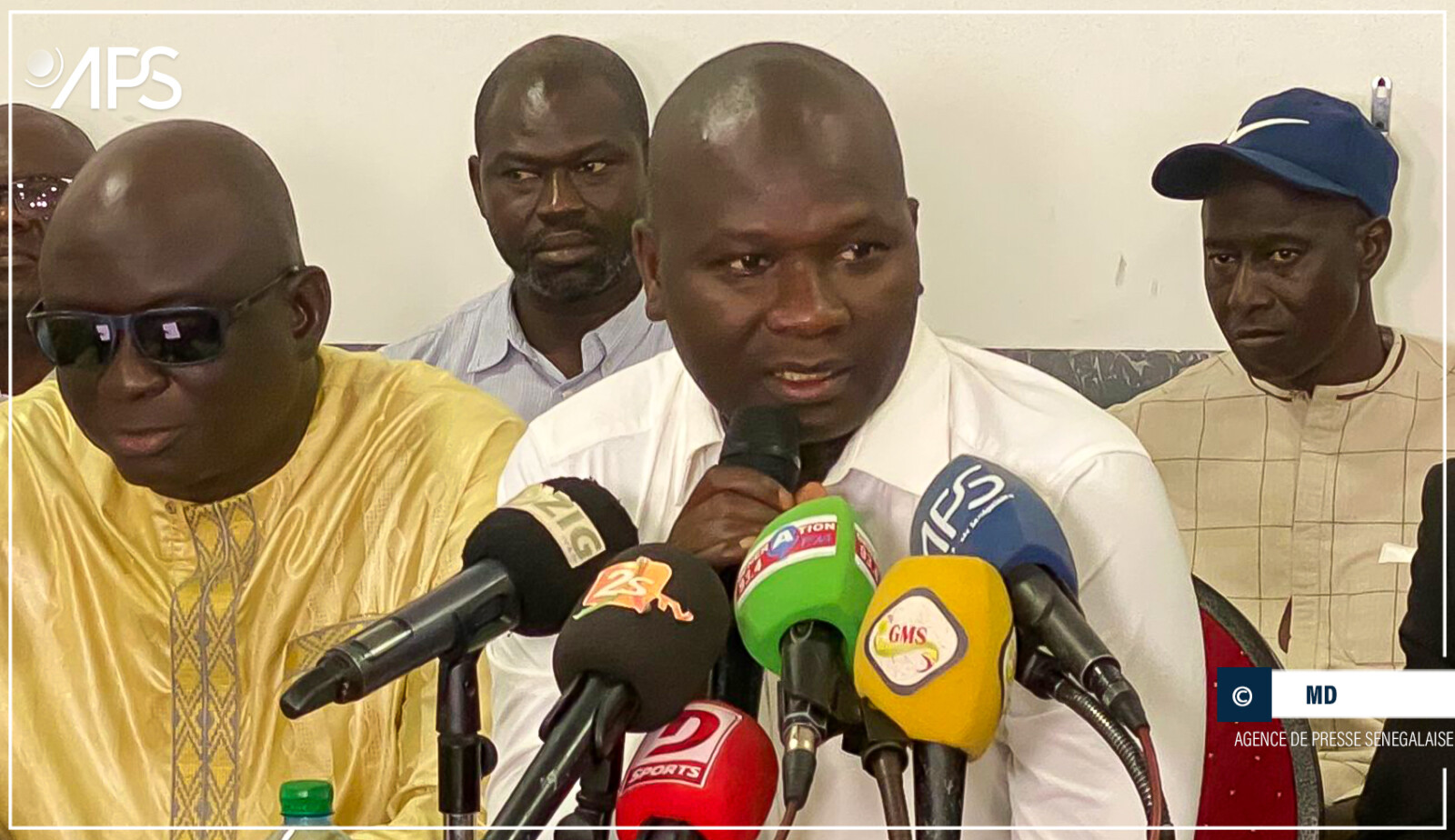 Le journaliste sportif Bacary Cissé offre des équipements aux clubs de football de Ziguinchor
