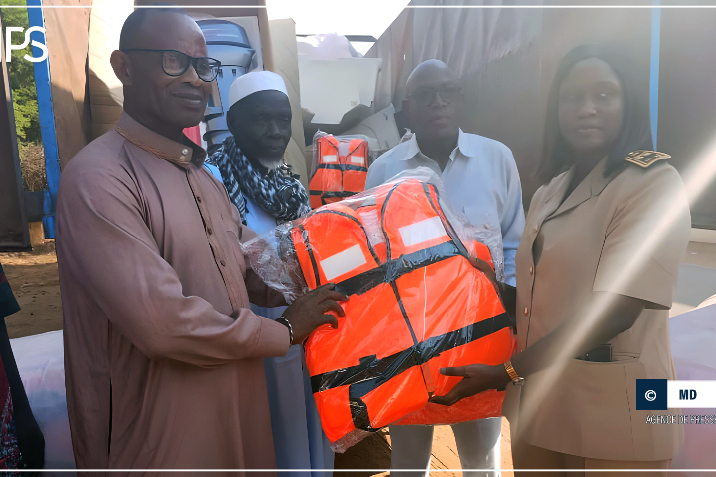 Transport fluvial : deux pirogues motorisées et mille gilets de sauvetage offerts aux usagers du fleuve Sénégal