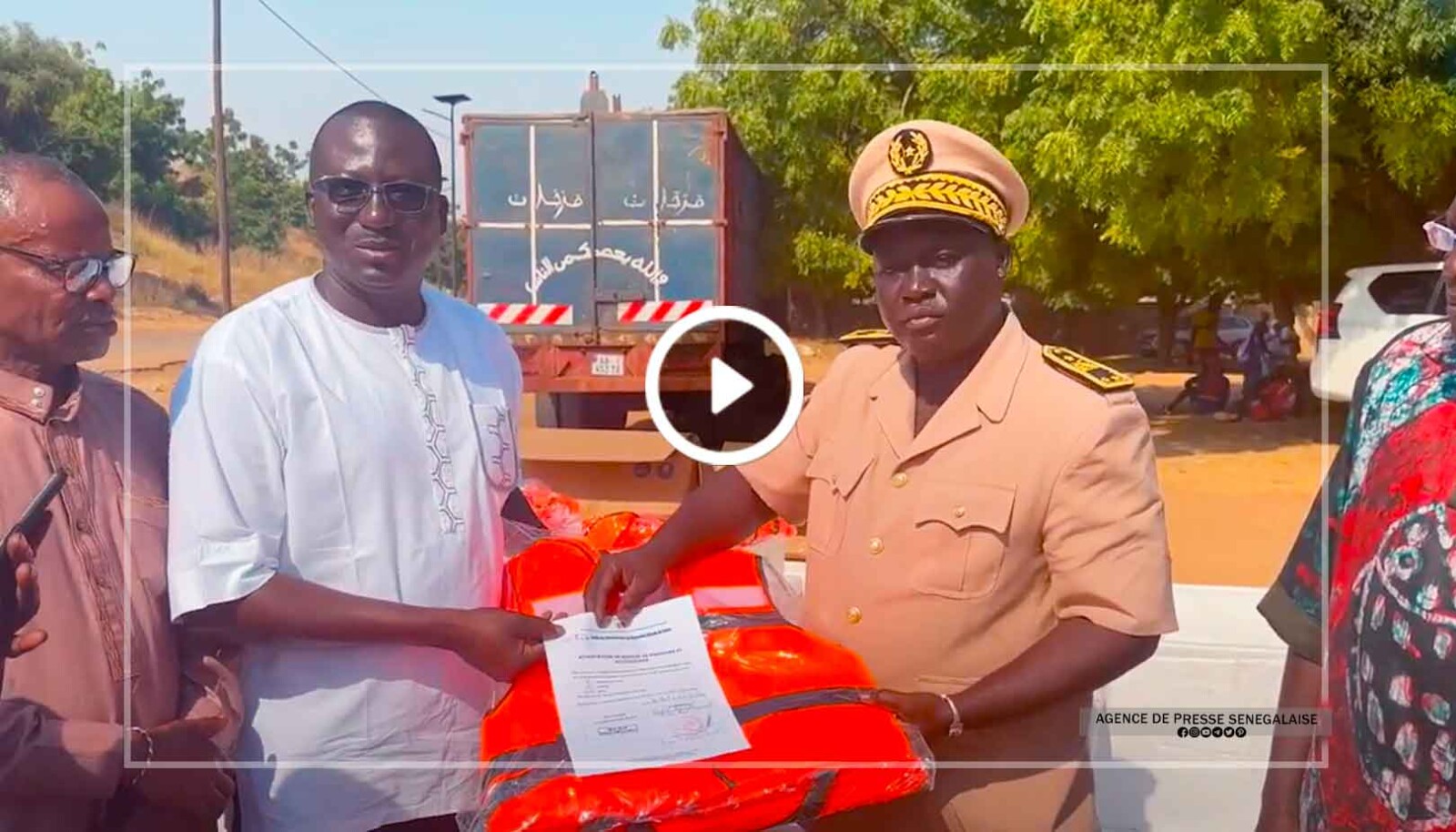 Bakel : deux pirogues motorisées offertes aux victimes des inondations