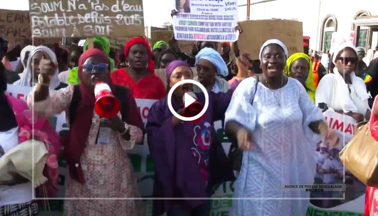 Pour une justice climatique : des femmes battent le macadam au Sénégal