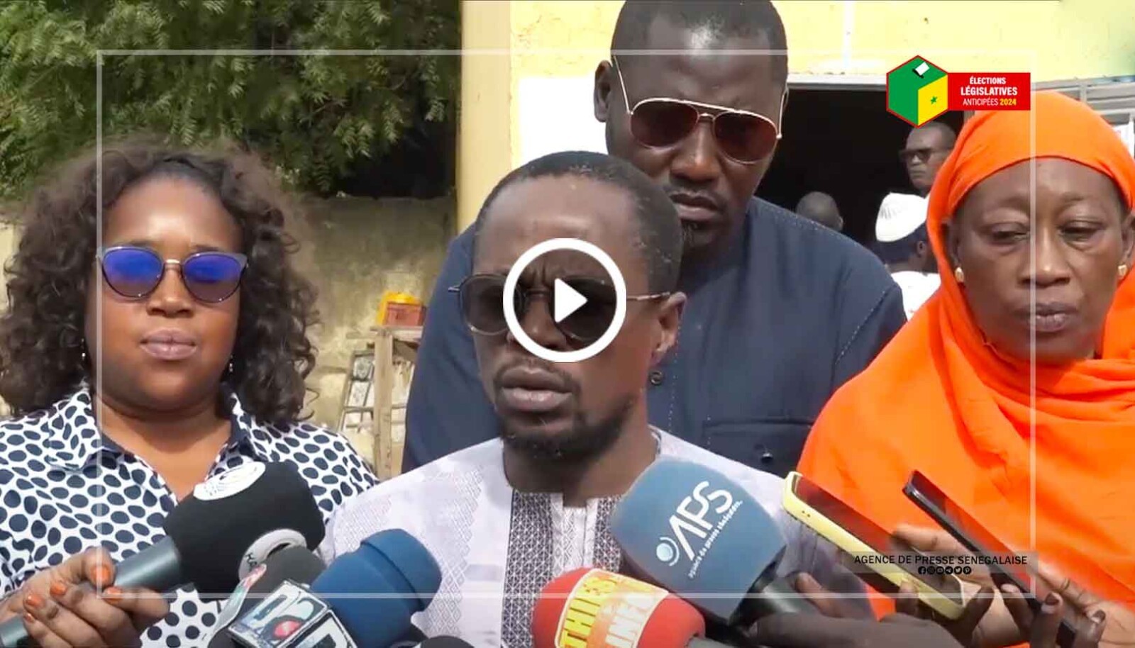 Abdou Mbow livre ses impressions à la sortie de son bureau de vote Abdou Mbow livre ses impressions à la sortie de son bureau de vote