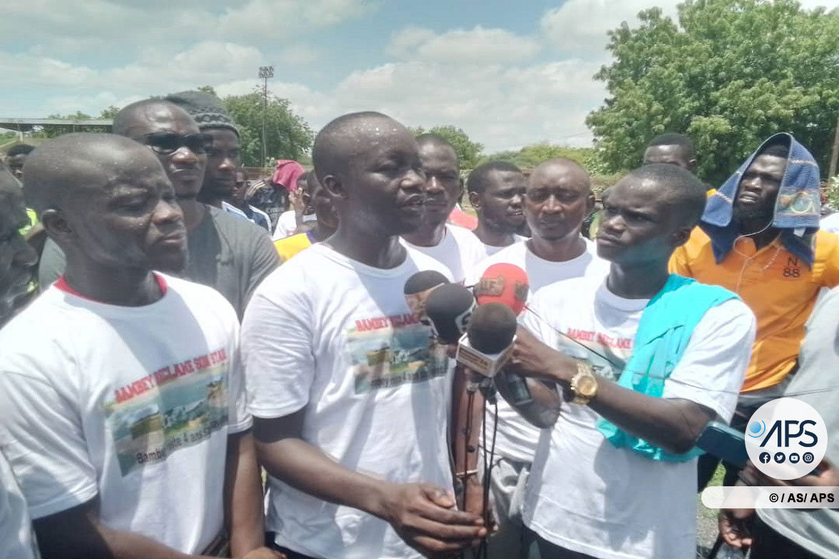 Des jeunes de Bambey réclament l’achèvement des travaux du stade municipal.