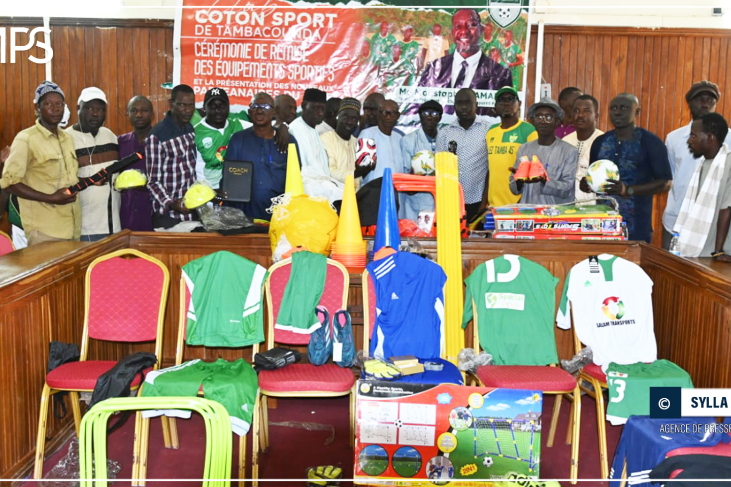 Coton Sport de Tambacounda reçoit un lot d’équipements de ses partenaires