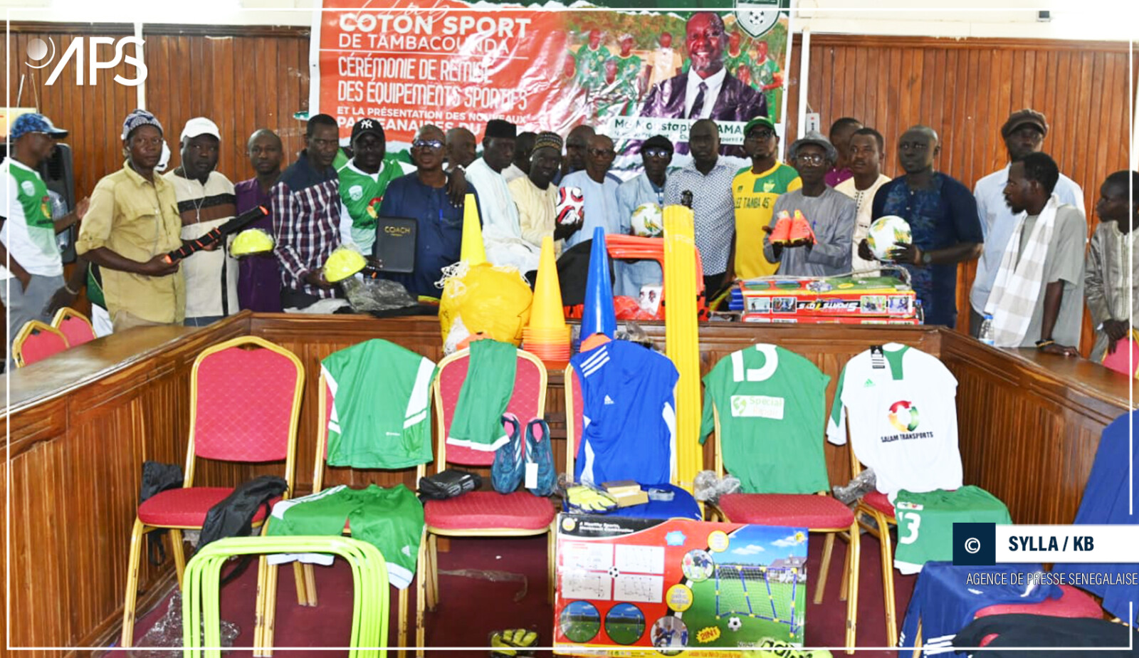 Coton Sport de Tambacounda reçoit un lot d'équipements de ses partenaires