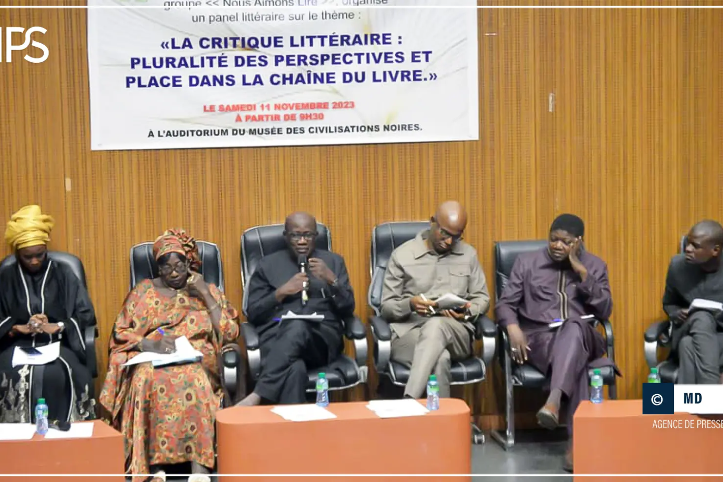 Des hommes et femmes de lettres encouragent les médias à pratiquer la critique littéraire