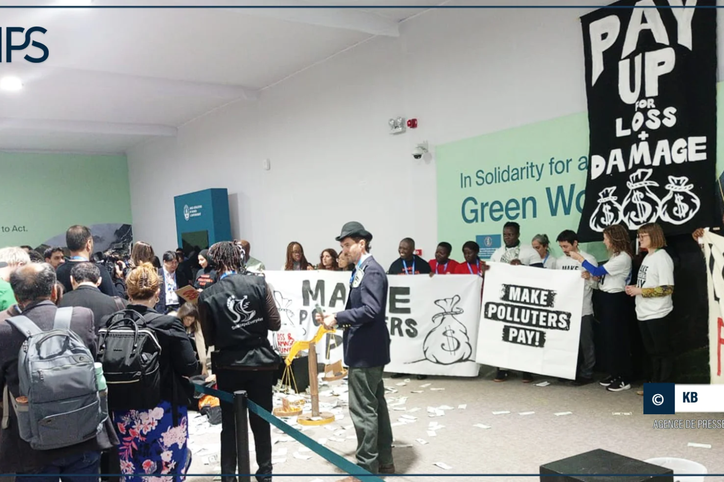 COP 29 : des activistes manifestent dans le but de ”faire payer les pays pollueurs”