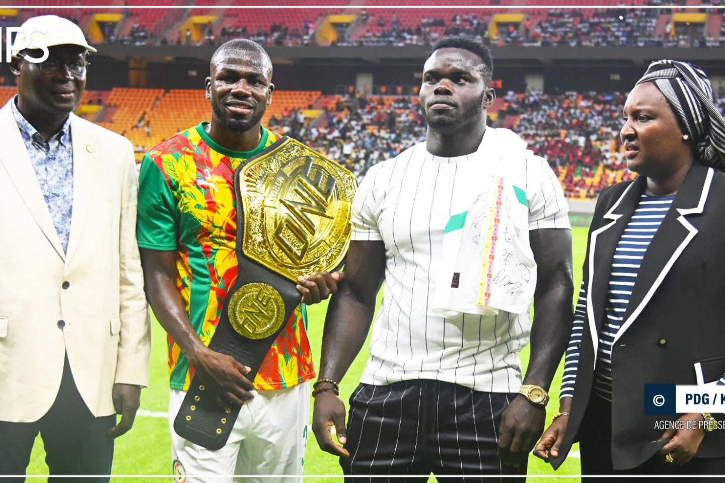À Dakar, Les Lions du football fêtent Reug-Reug, le champion du monde des poids lourds de la ONE Championship