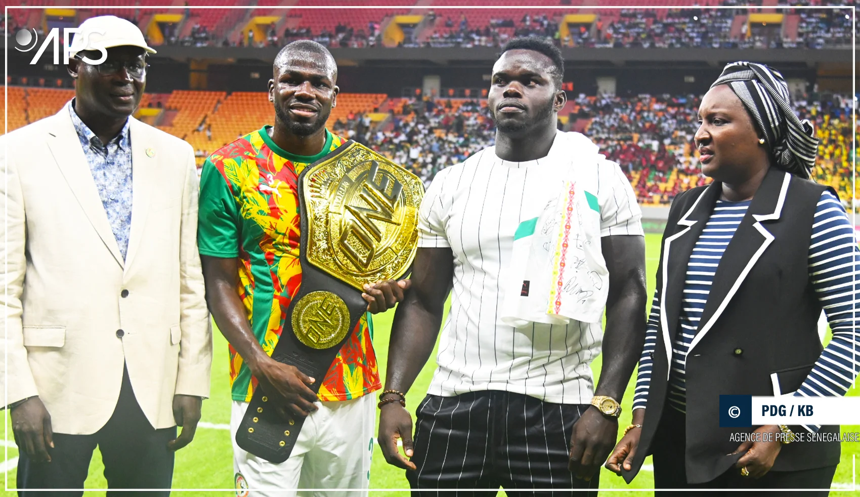 À Dakar, Les Lions du football fêtent Reug-Reug, le champion du monde des poids lourds de la ONE Championship