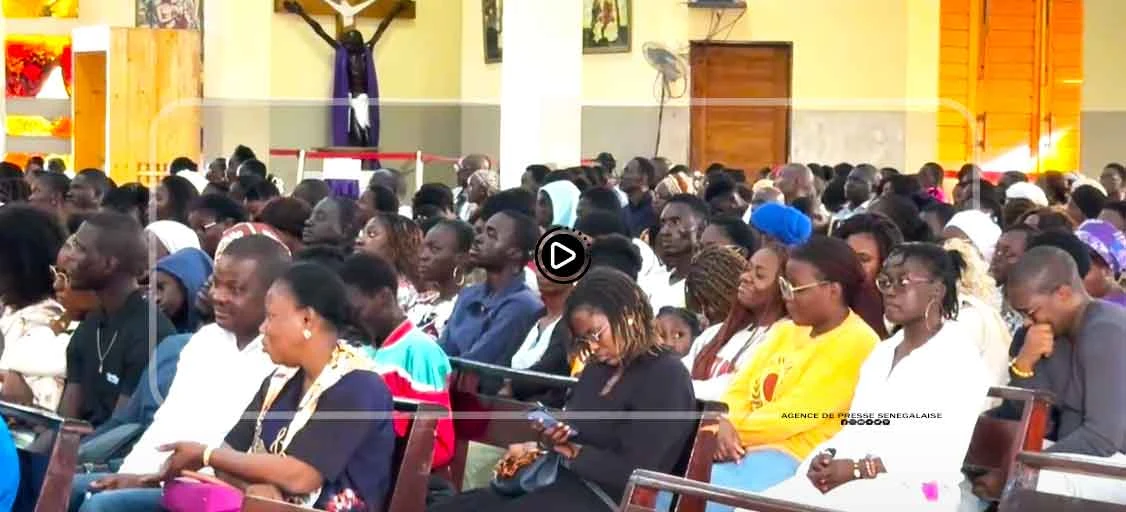 Église Les Martyrs de l’Ouganda : des fidèles dans la ferveur de la Semaine Sainte