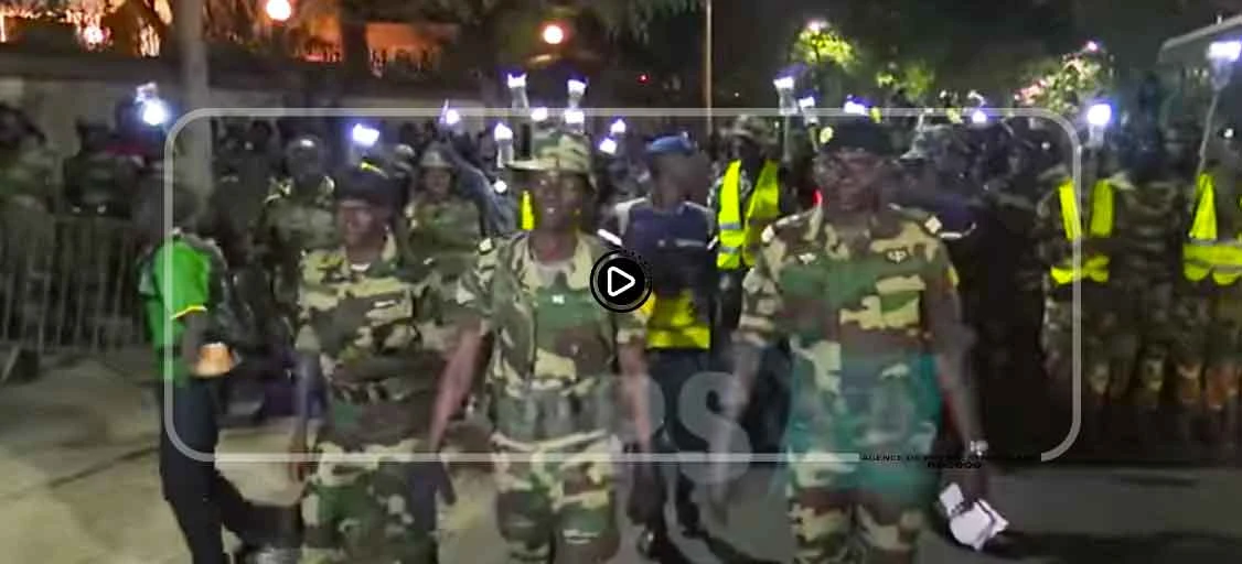 Retraite aux flambeaux : plongée dans la belle communion entre civils et militaires