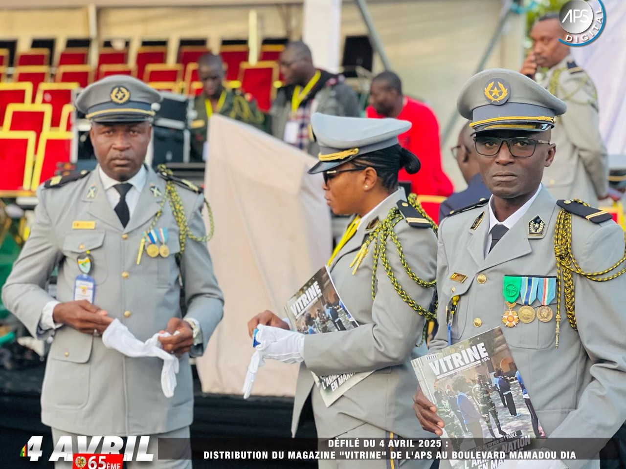 Défilé du 4 avril 2025 : Distribution du magasine ” VITRINE ” de l’APS au Boulevard Mamadou Dia