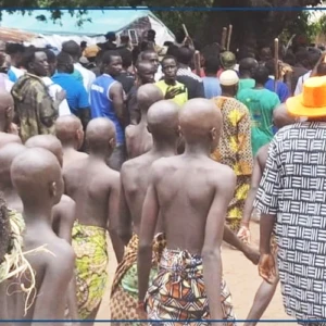 A Thiobon, des centaines de jeunes entament le "Boukout", l'entrée dans le bois sacré