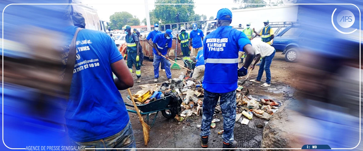 Thiès : l’Association régionale des ouvriers nettoie la gare routière