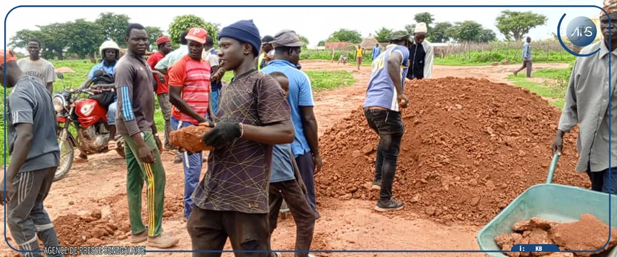 Kaffrine : des jeunes se mobilisent pour le remblayage de la piste reliant Koungheul à Fass Thiéckène