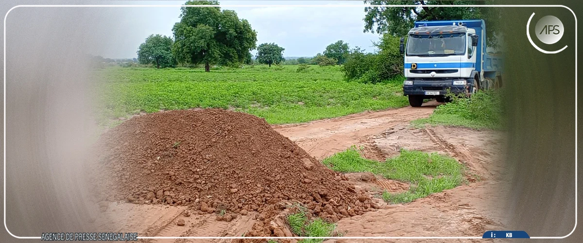 Kaffrine : des jeunes se mobilisent pour le remblayage de la piste reliant Koungheul à Fass Thiéckène