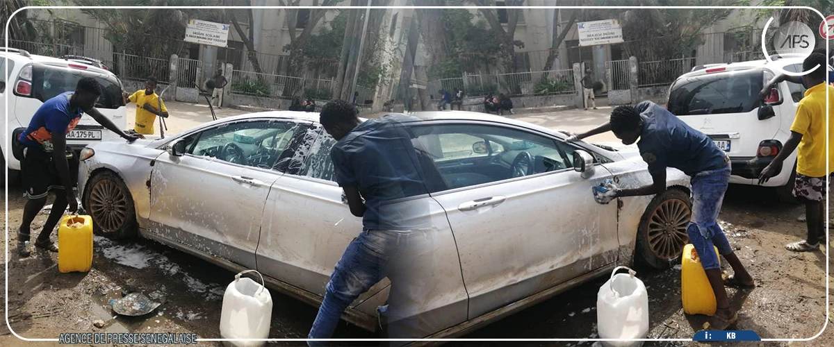 Laveurs de voitures à Dakar :  la débrouille pour survivre dans la capitale