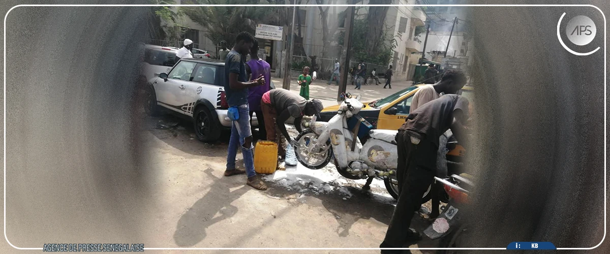 Laveurs de voitures à Dakar :  la débrouille pour survivre dans la capitale