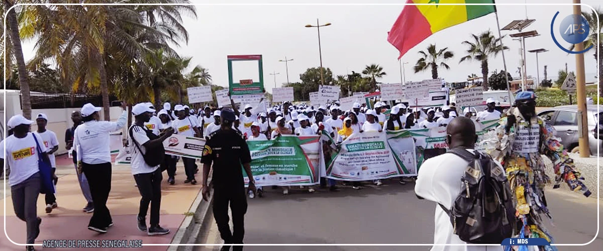 Des activistes marchent à Dakar pour la justice climatique