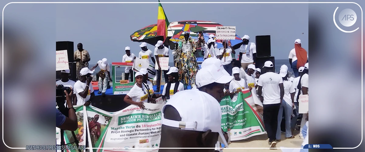 Des activistes marchent à Dakar pour la justice climatique