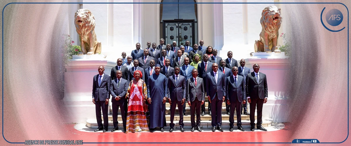 La photo officielle des membres du nouveau gouvernement avec le chef de l’État