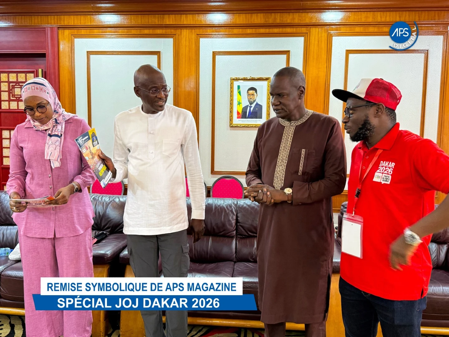 Remise symbolique de APS MAGAZINE Spécial JOJ DAKAR 2026