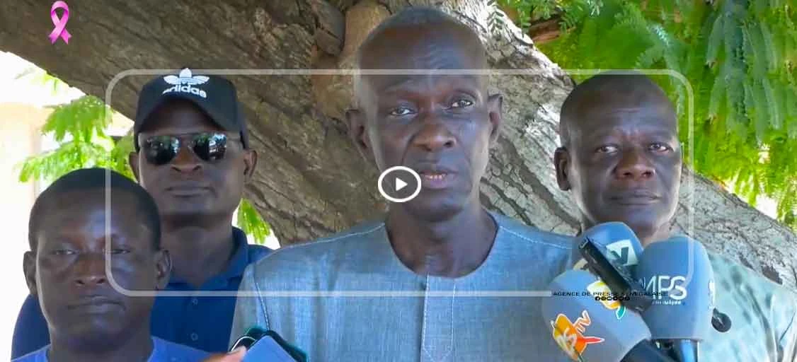 Ndiaganiao : des anciens professeurs offrent des rames de papier au lycée Dioumacor Faye