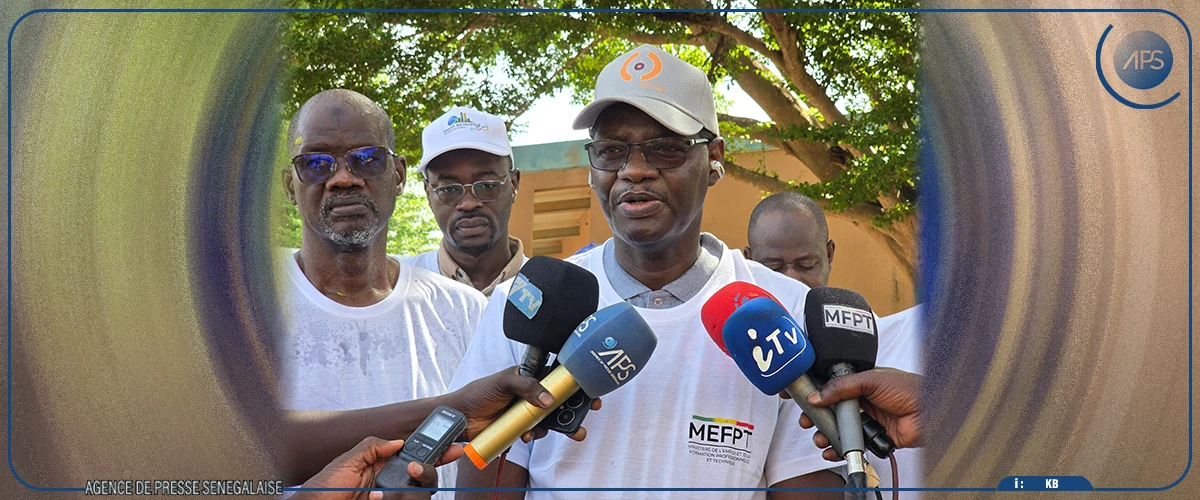 Une opération de désherbage au lycée technique de Thiès, pour marquer la journée nationale d'assainissement