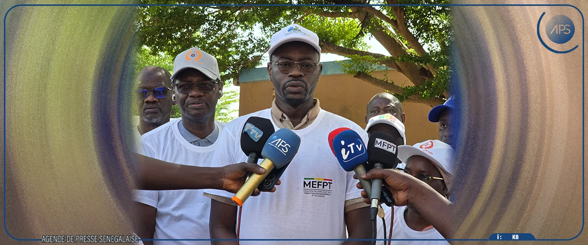 Une opération de désherbage au lycée technique de Thiès, pour marquer la journée nationale d'assainissement