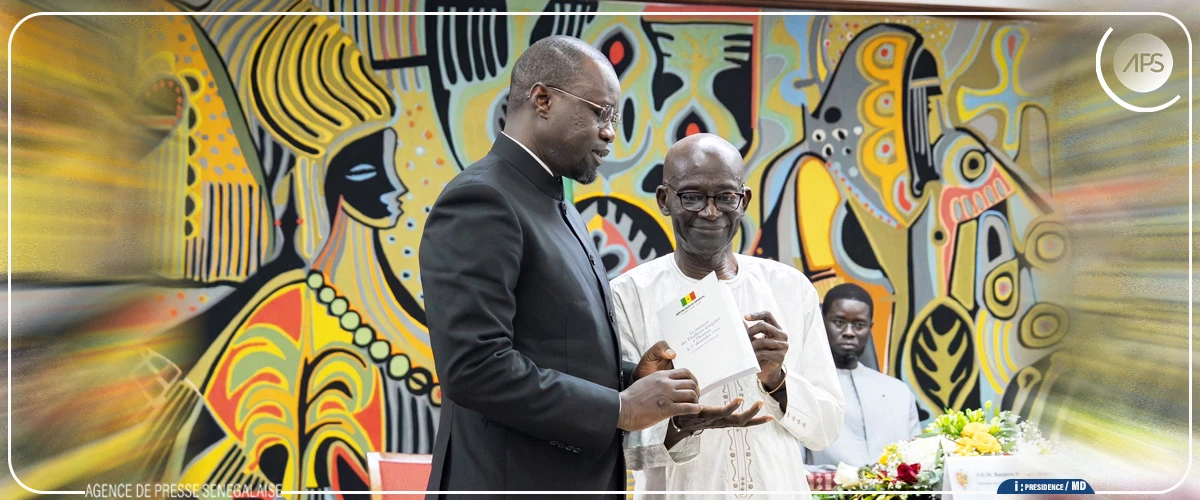 Bassirou Diomaye Faye reçoit le Livre blanc sur le massacre de Thiaroye