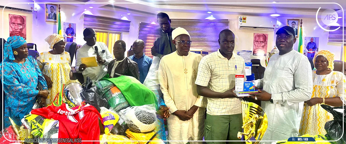 Nguidilé : le maire offre des fournitures scolaires aux élèves de la commune