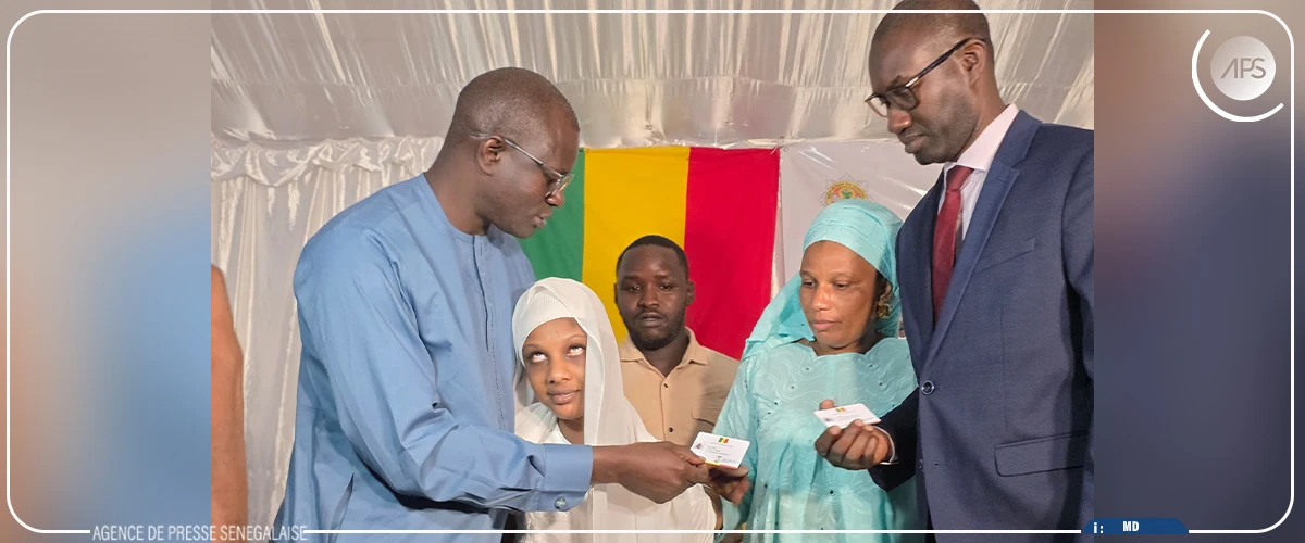 Couverture sanitaire universelle : le maire de Thiès réceptionne un lot de 1 304 cartes