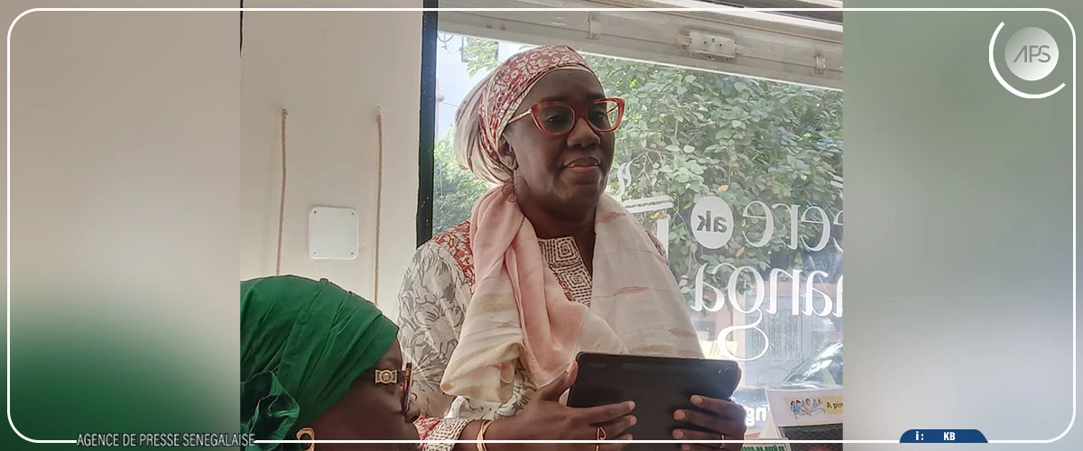 Une chercheuse présente un livret pédagogique pour faire connaitre Cheikh Anta Diop aux enfants