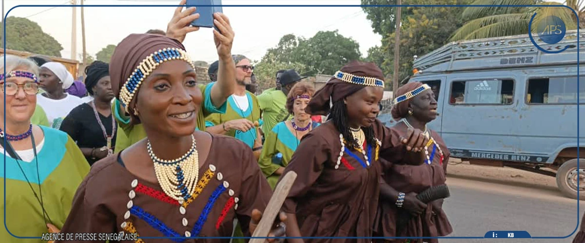 Festival Kom Kom : une parade célèbre le vivre-ensemble dans les rues de Ziguinchor