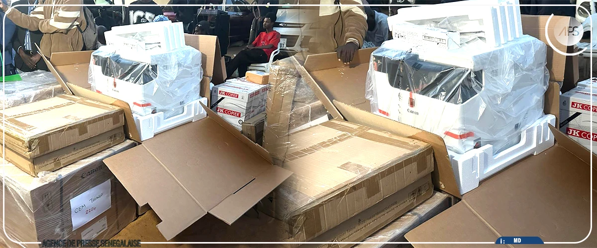 Dagana : des centaines de tables-bancs et du matériel de reprographie remis aux écoles du département