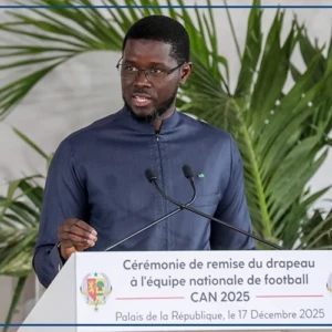 CAN 2025 : Les Lions ont reçu le drapeau national des mains du chef de l'Etat