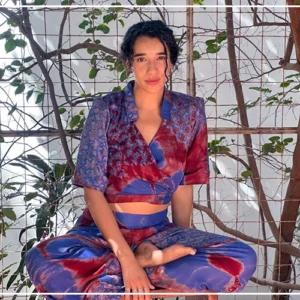 A Saint-Louis, la conteuse Lætitia Troussel-Luber explore les liens entre la parole, le fil et la mémoire