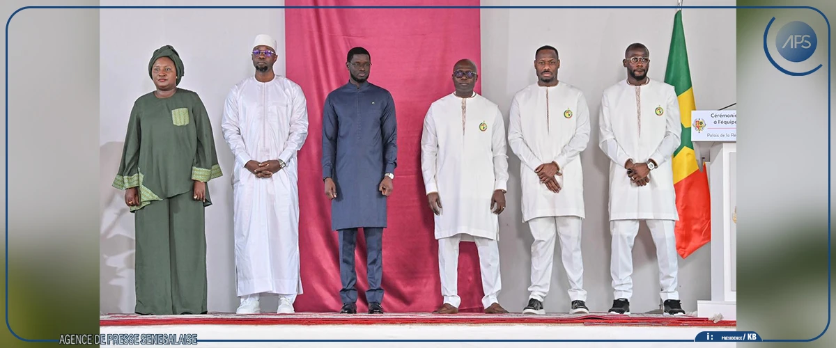 CAN 2025 : Les Lions ont reçu le drapeau national des mains du chef de l'Etat