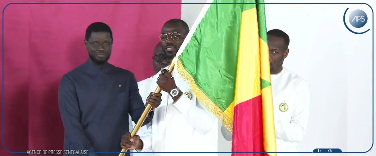 CAN 2025 : Les Lions ont reçu le drapeau national des mains du chef de l’Etat