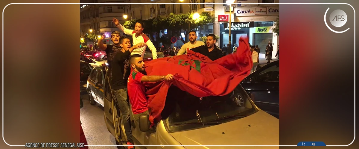 Des supporters célèbrent la victoire du Maroc à la Coupe arabe dans les rues de Tanger
