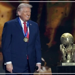 Au tirage au sort de la Coupe du monde de football 2026, la FIFA décerne son prix pour la Paix à Donald Trump