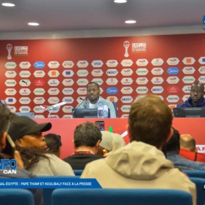 Égypte : le coach Hossam Hassan et le milieu de terrain Mahmoud Hassan face à la presse