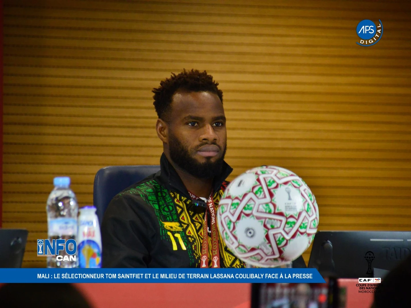 Mali : Le sélectionneur Tom Saintfiet et le milieu de train Lassana Coulibaly Face à la presse