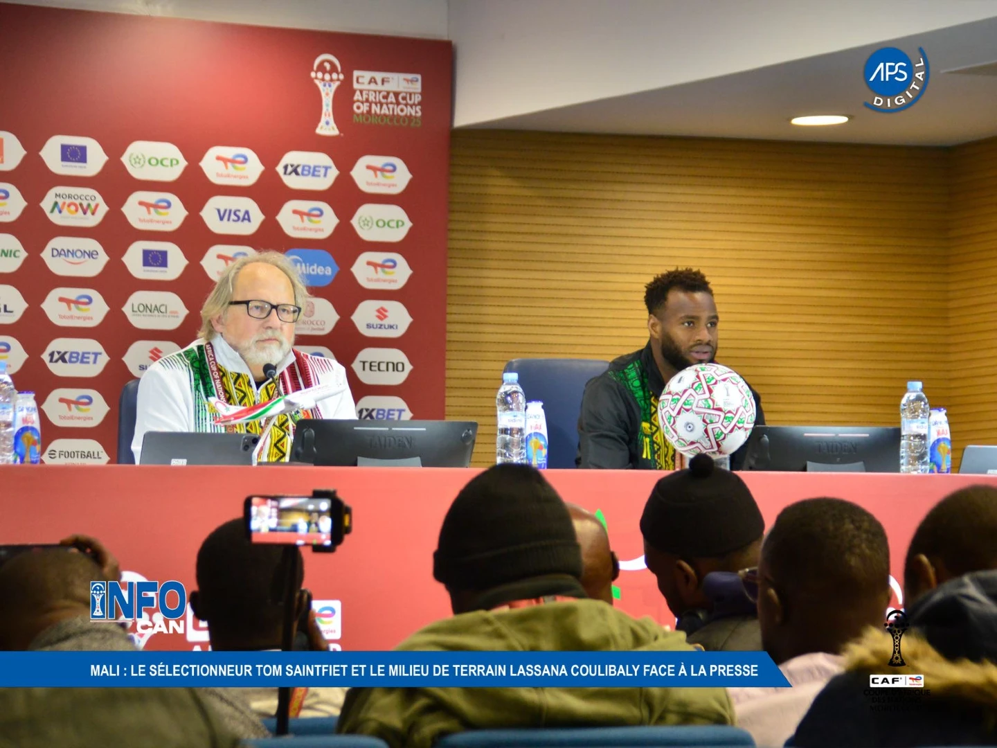 Mali : Le sélectionneur Tom Saintfiet et le milieu de train Lassana Coulibaly Face à la presse