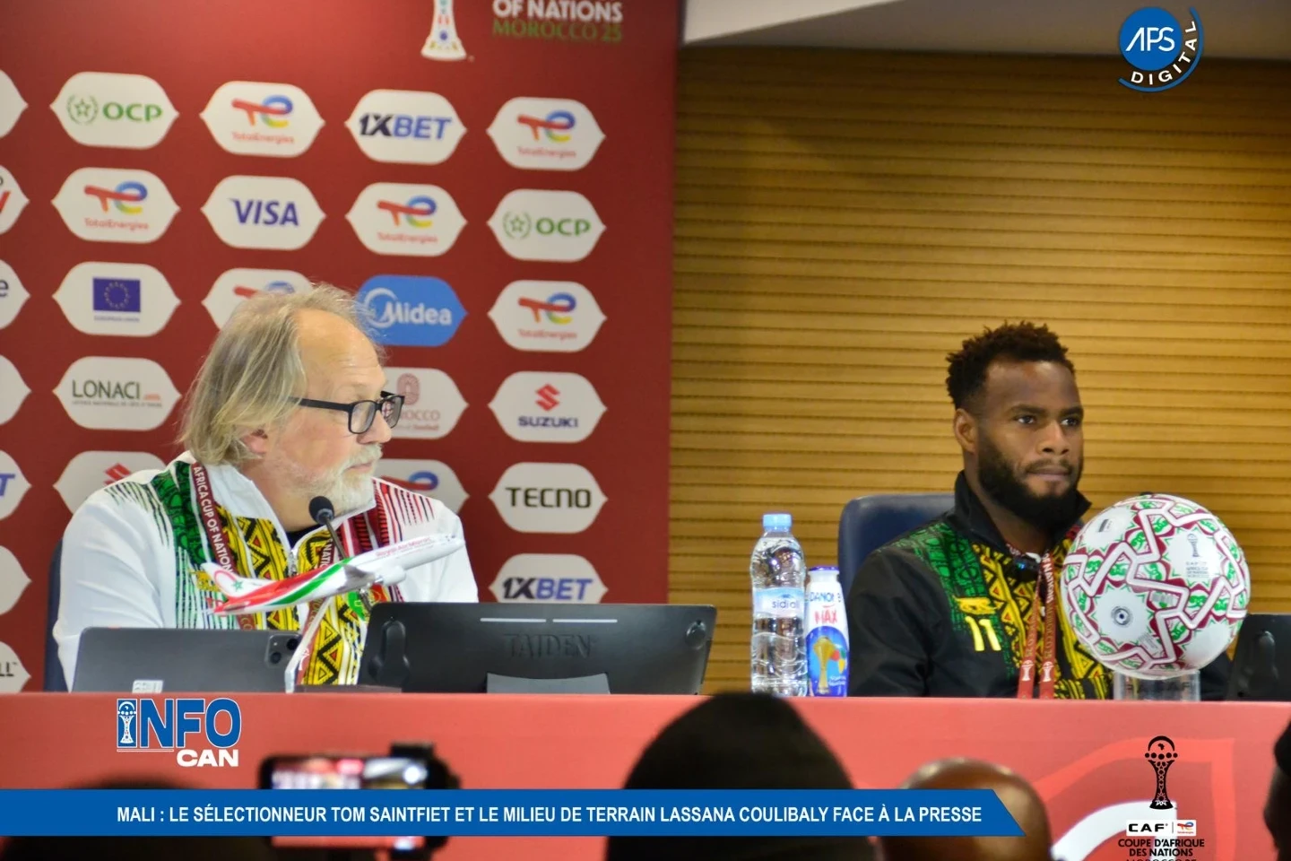 Mali : Le sélectionneur Tom Saintfiet et le milieu de train Lassana Coulibaly Face à la presse