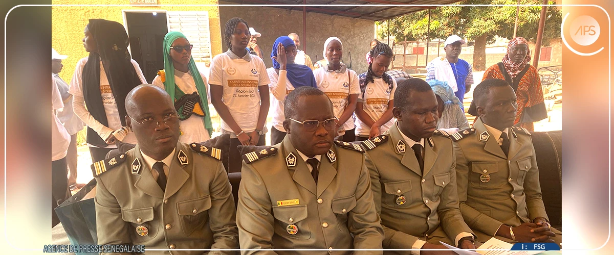 Ziguinchor : les Douanes offrent du matériel au lycée Périssac et sensibilisent les élèves sur leurs missions