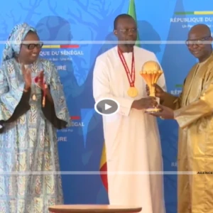 CAN 2025 : le trophée présenté au Premier ministre, l’État promet un soutien renforcé au football